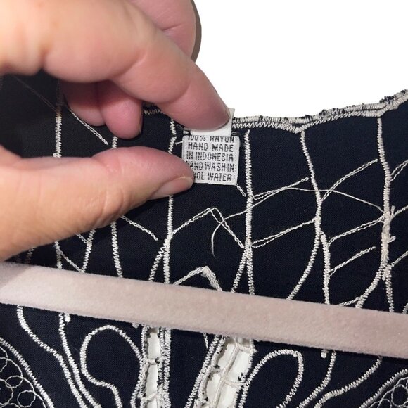 Vintage Womens Top Size Medium Black Embroidered Lace Butterfly V Neck - Picture 5 of 10